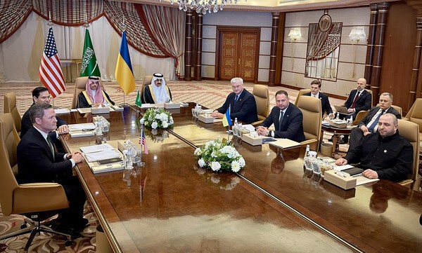 사우디아라비아 제다에서 미국과 우크라이나 협상단이 고위급 회담을 갖고 러-우 전쟁의 '30일 휴전'을 추진하기로 합의했다. 사진은 마코 루비오 미국 국무장관(왼쪽 두번재), 마이크 왈츠 미국 국가안보보좌관(왼쪽), 안드리 시비하 우크라이나 외무장관(오른쪽 세번재), 안드리 예르막 우크라이나 대통령실 실장(오른쪽 두번째), 러스템 우메로프토 우크라이나 국방부 장관(오른쪽)이 사우디 외무장관 파이살 빈 파르한(왼쪽 세번째)과 국가안보보좌관 모사드 빈 모하마드 알 아이반(가운데)이 회담을 갖고 있습니다. /사진=연합뉴스