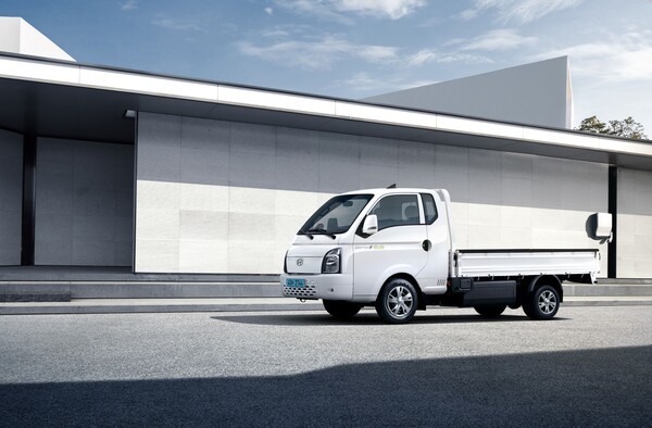 현대자동차가 상품 경쟁력을 높인 대표 소형 트럭 '2025 포터 II 일렉트릭을 출시하고 본격적으로 판매에 나선다고 12일 밝혔다. 사진은 '2025 포터 II 일렉트릭' 외장./사진=현대차