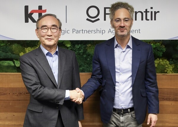 KT 김영섭 대표(왼쪽)와 팔란티어 공동 창립자 겸 CEO 알렉스 카프(오른쪽)가 12일(현지 시간) 미국에서 AX 사업 가속화를 위한 전략적 파트너십을 체결하고 기념 사진을 촬영했다. / 사진=KT