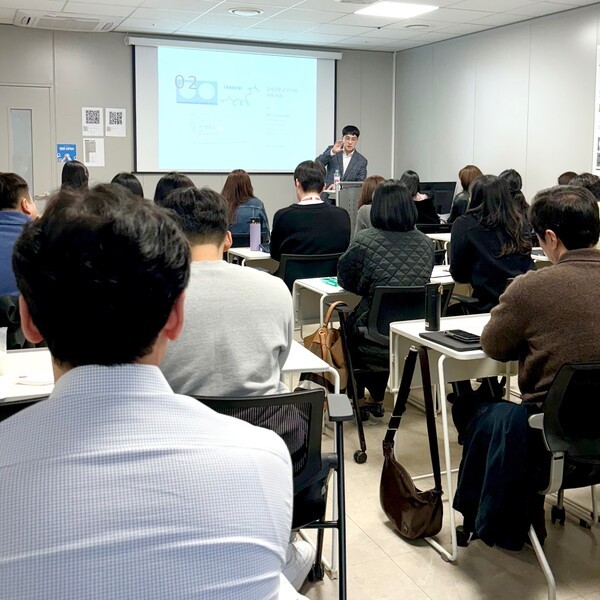 이스타항공이 운항·객실 승무원을 대상으로 건강 증진 활동을 진행했다고 13일 밝혔다. 사진은 운항·객실 승무원들이 항공 전문 의사의 수면 관리 교육에 참여하고 있다./사진=이스타항공