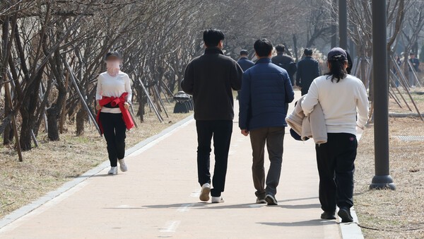 서울 성동구 청계천 매화거리에서 시민과 직장인들이 산책을 하고 있다. /사진=연합뉴스