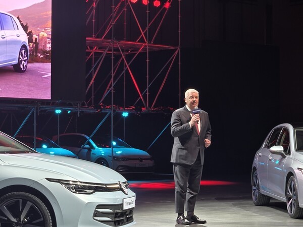 14일 인천 영종도 인스파이어 호텔에서 틸셰어 폭스바겐그룹코리아 대표이사 사장이 '신형 골프'를 소개하고 있다./사진=김동하 기자