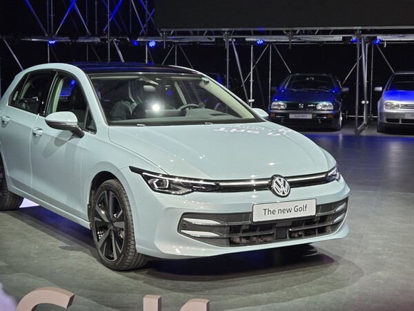 14일 공개된 '신형 골프'의 전면부. 골프 최초로 적용된 '일루미네이티드 로고'가 눈에 들어온다./사진=김동하 기자