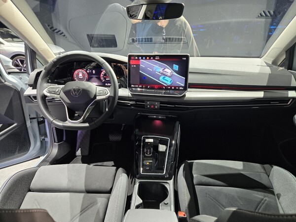 폭스바겐 '신형 골프'의 1열 인테리어. 12.9인치로 확장된 MIB4 인포테인먼트 시스템 디스플레이가 눈에 들어온다./사진=김동하 기자