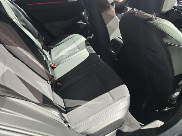 폭스바겐 신형 골프 2열 인테리어. 안락한 시트를 제공한다./사진=김동하 기자