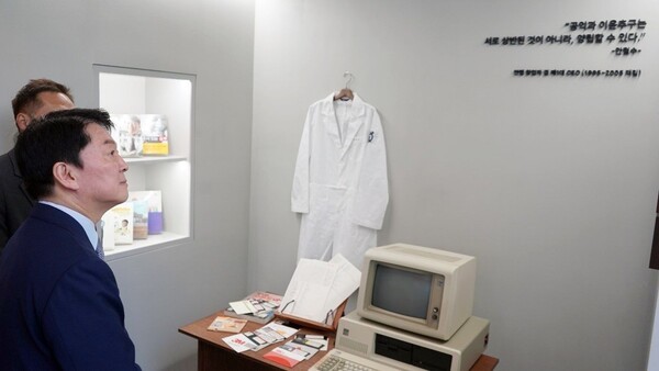 안철수창업자_히스토리관_3.jpg: 안철수 창업자가 새롭게 오픈한 ‘안랩 히스토리관’을 둘러보고 있다.