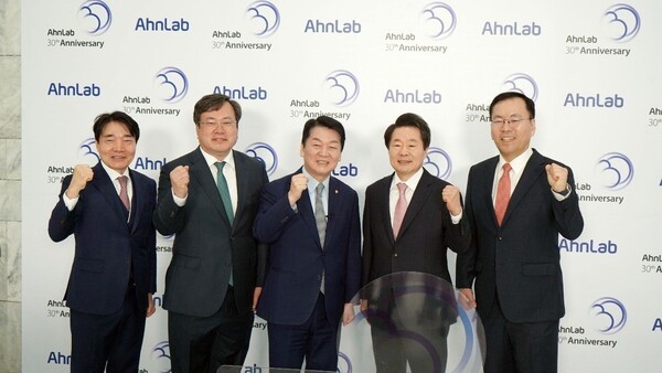 안철수 창업자와 안랩 경영진이 창립 30주년 기념식장에서 기념촬영을 하고 있다. 왼쪽부터 안랩 김기인 부사장, 원유재 이사회의장, 안철수 창업자, 강석균 CEO, 이구범 사외이사.