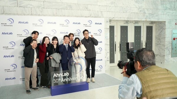 안철수 창업자가 창립 30주년 기념식장에서 안랩 직원들과 기념촬영을 하고 있다.