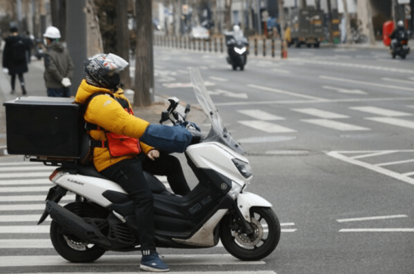 서울 시내에서 이동하는 배달 라이더. /사진=연합뉴스