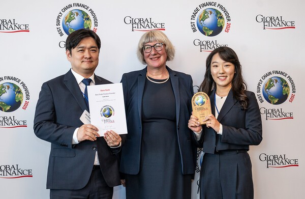 김동혁 가산디지털금융센터지점 팀장(왼쪽)이 길리 라이트(Gilly Wright) 글로벌파이낸스誌 트랜잭션 뱅킹 에디터(가운데)와 ‘2025 대한민국 최우수 무역금융 은행상' 수상 기념 촬영을 하고 있다. 사진=하나은행 