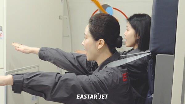 이스타항공 승무원들이 기내에서 비상탈출 훈련을 진행하고 있다./사진=이스타항공