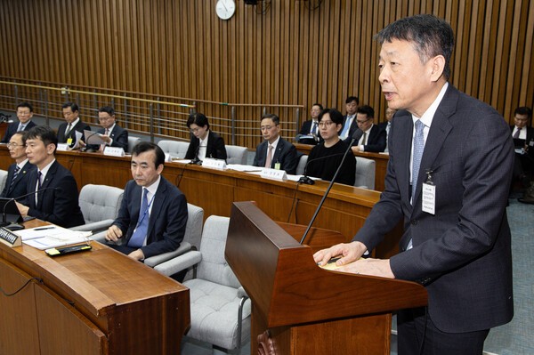 김광일 MBK 파트너스 부회장(홈플러스 공동대표)가 18일 오전 서울 여의도 국회 정무위원회에서 열린 홈플러스·MBK 파트너스 및 삼부토건 관련 긴급 현안질의에서 의원 질의에 답변하고 있다.  / 사진=연합뉴스 