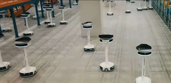 쿠팡 물류센터 내 '피킹 로봇' 작업 장면. 