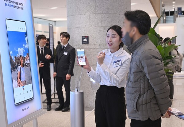 19일 경기 수원시 영통구 수원컨벤션센터에서 열린 제56기 삼성전자 정기주주총회에서 주주가 삼성전자 제품들을 체험하고 있다. / 사진=연합뉴스