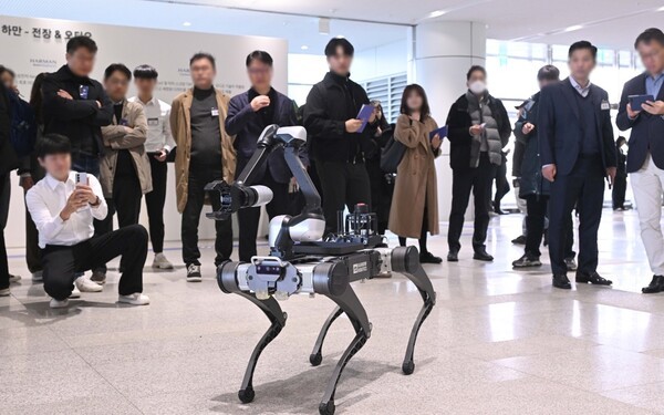 19일 경기도 수원시 영통구 수원컨벤션센터에서 열린 제56기 삼성전자 정기주주총회에서 주주들이 레인보우로보틱스 로봇 시연을 보고 있다. / 사진=연합뉴스