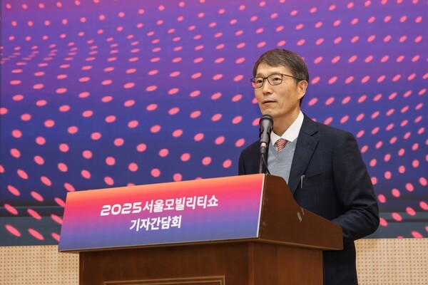 강남훈 서울모빌리티쇼조직위원회 위원장이 19일 서울 강남구 과학기술회관에서 열린 2025서울모빌리티쇼 기자간담회에서 환영사를 하고 있다./사진=서울모빌리티쇼조직위원회