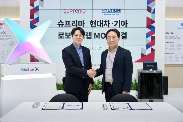 현동진 현대차∙기아 로보틱스랩장 상무(오른쪽)와 김한철 슈프리마 대표가 업무협약식 기념촬영을 하고 있다./사진=현대차∙기아