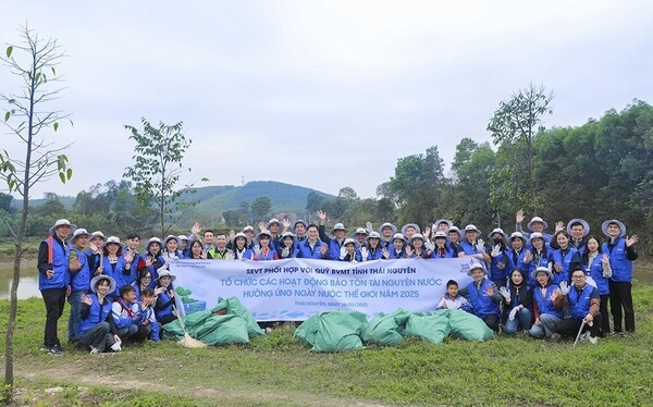 삼성전자 SEVT(베트남) 임직원들의 까우강 정화 활동. / 사진=삼성전자