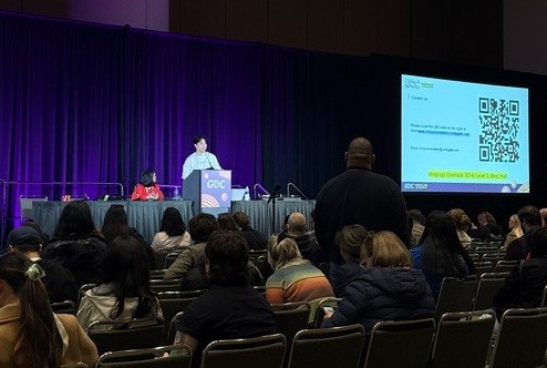 스마일게이트 담당자가 '게임개발자콘퍼런스(GDC) 2025'에서 '게임 접근성'을 주제로 강연을 진행하고 있다. 