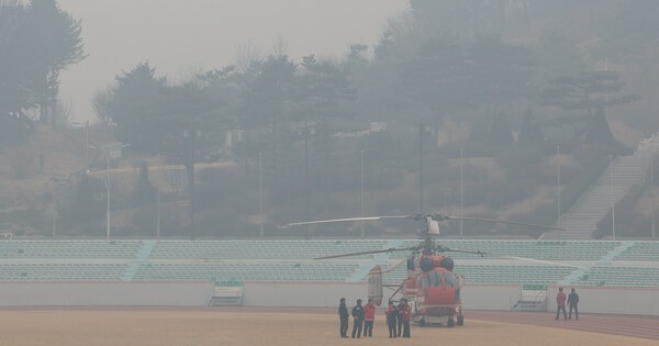 경북 의성군 대형 산불 발생 사흘째인 24일 의성군 종합운동장에서 산불 진화 헬기가 산불로 인한 짙은 연무 탓에 이륙이 지연되고 있다./사진=연합뉴스