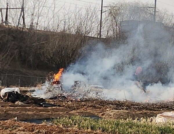 파주시가 봄철 건조한 날씨로 인한 산불 발생 위험을 예방하기 위해 24일부터 4월30일까지 폐기물 불법소각 행위를 집중 단속한다.       /사진=파주시