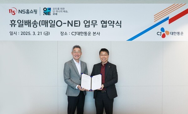 도형준 CJ대한통운  영업본부장(왼쪽)과 유대희 NS홈쇼핑 고객지원본부장이 지난 21일 CJ대한통운 본사에서 주7일 배송 '매일 O-NE' 업무 협약을 체결하고 기념촬영을 하고 있다./사진=CJ대한통운