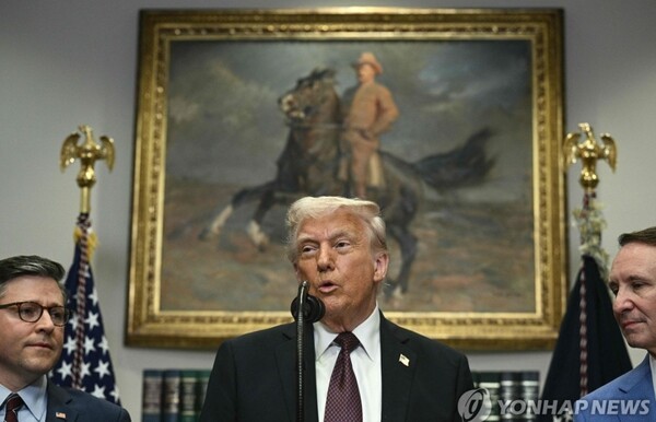 현대차 대미투자 발표 현장에 자리한 트럼프 / 사진=[워싱턴 AFP, 연합뉴스