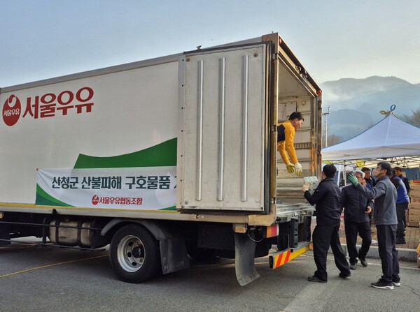  서울우유 구호물품을 하차하고 있는 모습 / 사진=서울우유