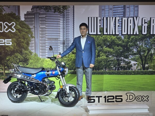 혼다코리아는 26일 경기 성남시 분당구 소재 카페 더고에서 아이코닉 시리즈 중 하나인 ST125(닥스)를 공식 출시한다고 밝혔다. 사진은 이지홍 혼다코리아 대표이사가 ST125(닥스)와 기념사진을 촬영하고 있다./사진=김동하 기자