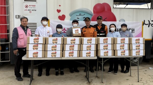 한국맥도날드가 산불 피해 현장인 경북 울주군, 경남 의성군, 경남 산청군에 ‘행복의 버거’ 총 1,460인분을 전달했다고 26일 밝혔다. / 사진=한국맥도날드 