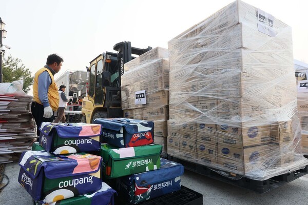 쿠팡이 26일 산불 피해 이재민과 지역사회를 돕기 위해 생필품, 간식 등 3만5000여개 구호물품을 경북 의성, 경북 안동, 경남 하동 등 피해 현장에 전달했다. 구호물품은 현장에 투입된 소방관과 자원봉사자, 임시 대피소에 머물고 있는 이재민들에게 제공된다. / 사진=쿠팡  