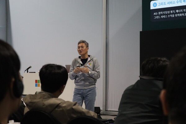 박영춘 한화큐셀 디지털솔루션 센터장이 26일 양재 aT센터에서 신규 에너지 소프트웨어를 소개하고 있다./사진=한화큐셀