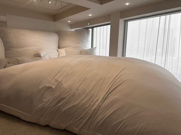 첫 번째 공간인 ‘코튼 속 안식’에 들어서면 바닥에서 천장까지 뻗은 거대한 배개들이 놓여져 있다. / 사진=홍선혜 기자 