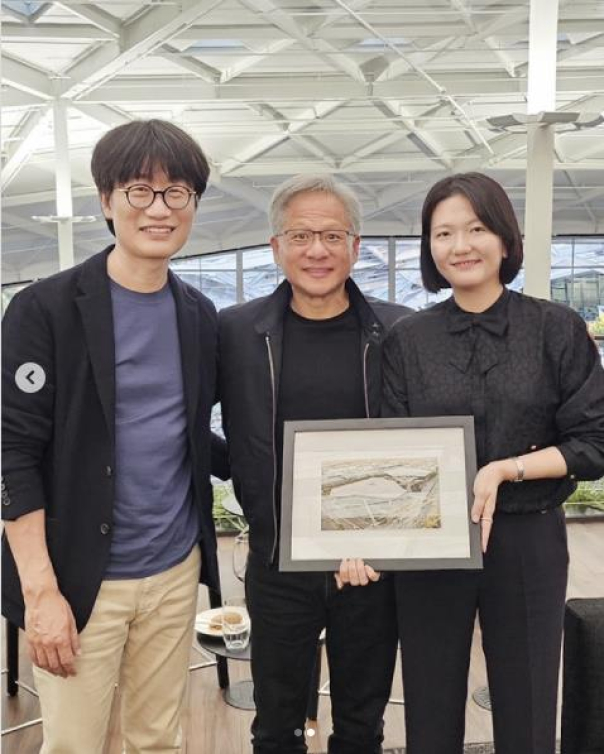 이해진 네이버 창업자(왼쪽)와 젠슨 황 엔비디아 최고경영자(CEO, 가운데), 최수연 네이버 대표가 미국 엔비디아 본사에서 만나 기념촬영을 하고 있다. /사진=연합뉴스