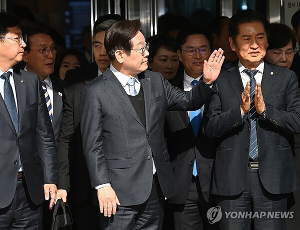 이재명 더불어민주당 대표가 26일 서울중앙지법에서 열린 공직선거법 위반 혐의 항소심에서 무죄를 선고받은 뒤 지지자들을 향해 인사하고 있다./사진=연합뉴스