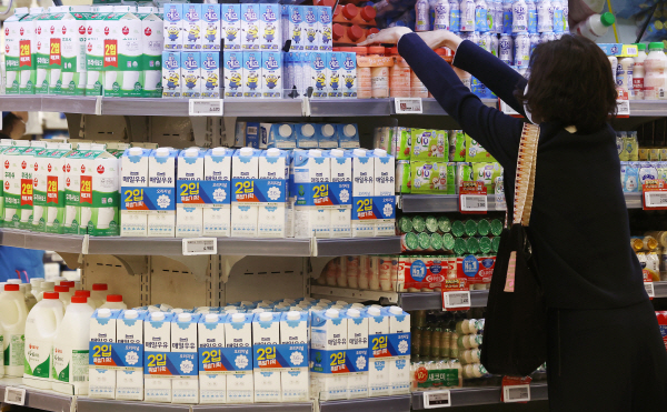 한 시민이 대형마트에서 우유를 구매하고 있다./사진=연합뉴스