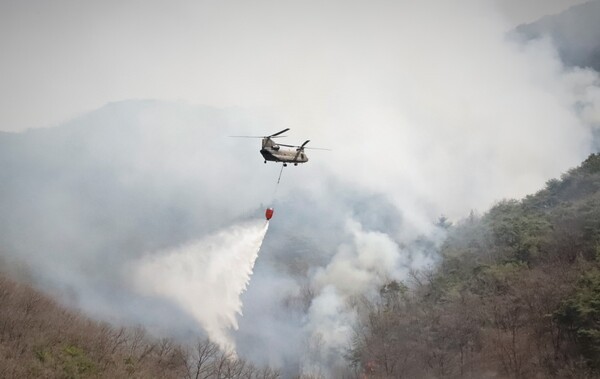 육군 치누크 헬기가 경북 의성군 안계면 일대 야산에 발생한 산불을 진화하고 있다. / 사진=연합뉴스