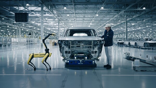 HMGMA 차체 공장에서 보스턴 다이내믹스의 4족 보행 로봇 ‘스팟(Spot)’이 차체를 검사하고 있다./사진=현대차그룹