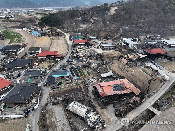 27일 오후 경북 안동시 남천면 한 마을이 산불 피해를 입어 폐허로 변해있다. /사진=연합뉴스
