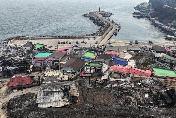 26일 경북 영덕군 영덕읍 노물리 마을이 산불에 폐허가 된 모습을 보이고 있다. 영덕에서는 이번 산불로 인한 사망자가 다수 발생했다. / 사진=연합뉴스