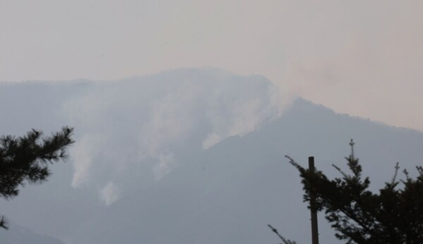 26일 산청군 시천면 구곡산과 지리산국립공원 경계 지역에서 연기가 피어오르고 있다.  /사진=연합뉴스
