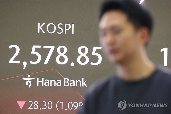 28일 오전 서울 중구 하나은행 본점 딜링룸 현황판에 코스피 지수가 표시돼 있다. / 사진=연합뉴스