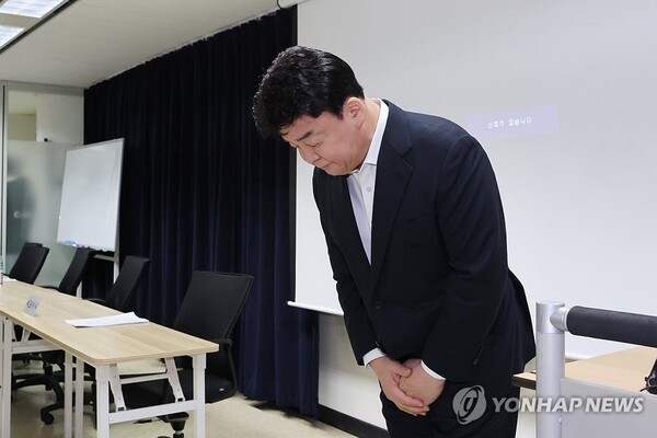 백종원 더본코리아 대표가 28일 서울 서초구 스페이스쉐어 강남역센터에서 열린 첫 정기 주주총회에서 주주들에게 고개숙여 사과하고 있다.         /사진=연합뉴스