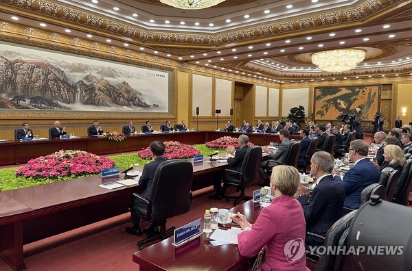 이재용 삼성전자 회장, 곽노정 SK하이닉스 대표이사 사장 등이 28일(현지시간) 중국 베이징 인민대회당에서 열린 시진핑 중국 국가주석과 글로벌 기업 최고경영자(CEO) 면담에 참석하고 있다.   /사진=연합뉴스