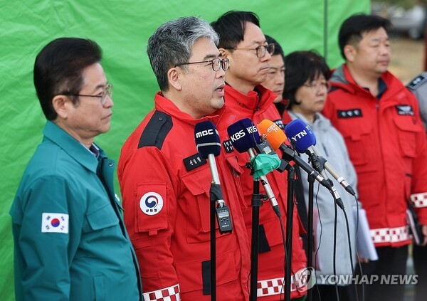 임상섭 산림청장(왼쪽에서 두번째)이 28일 오후 경북 의성군 산림청 상황실 앞에서 지난 22일부터 시작된 경북 산불의 주불 진화를 선언하고 있다.      /사진=연합뉴스