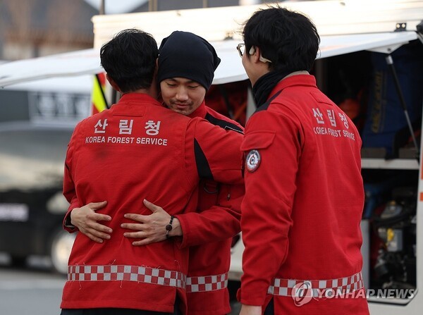 경북 산불의 주불 진화가 완료된 28일 경북 의성군 산림청 상황실 인근에서 산림청 산림항공본부 공중진화대 대원들이 산불 진화 완료를 자축하고 있다.           /사진=연합뉴스