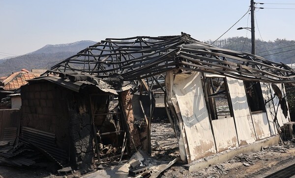 26일 경북 의성군 단촌면의 한 마을 주택이 산불에 불타 폐허로 변해 있다.  / 사진=연합뉴스