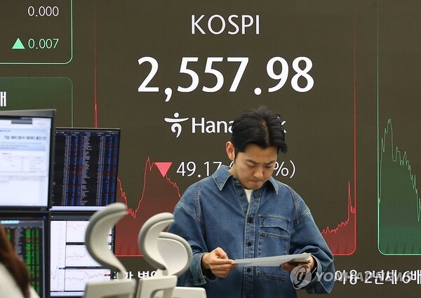 28일 서울 중구 하나은행 본점 딜링룸 현황판에 코스피, 원/달러 환율이 표시돼 있다. / 사진=연합뉴스