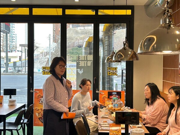 염은미 다이닝브랜드그룹 R&D센터 센터장이 설명을 하고 있다. / 사진=홍선혜 기자 