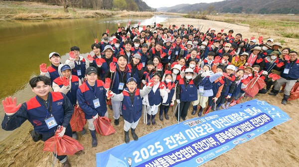 현대모비스 임직원과 가족들이 28일 충북 진천 미호강 일대에서 생태계 보호 대청소 활동을 펼친 후 기념사진을 촬영하고 있다./사진=현대모비스